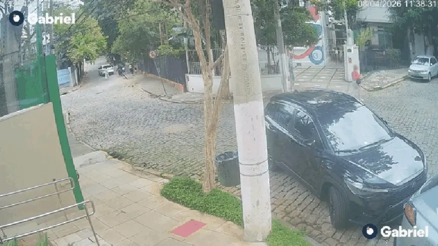 Mulher é arrastada por motorista de aplicativo