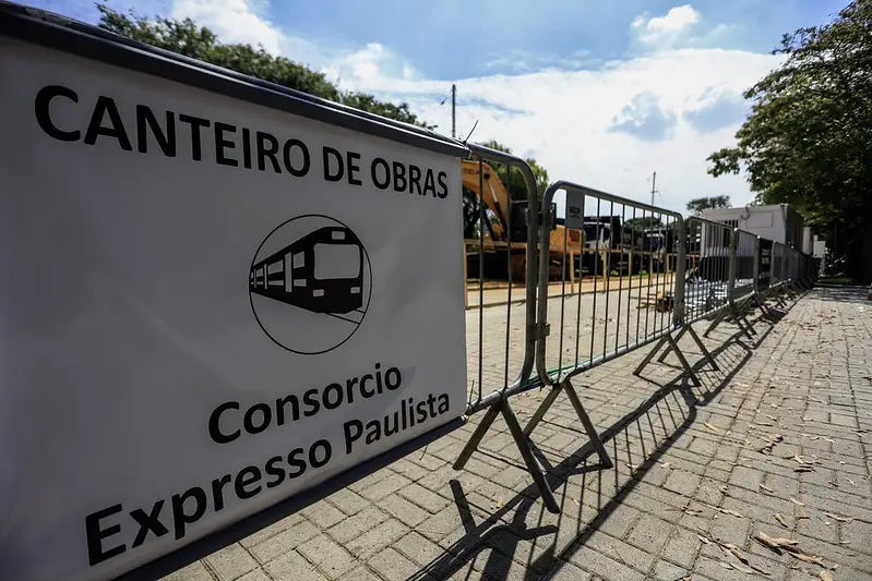 canteiro de obras tic trens