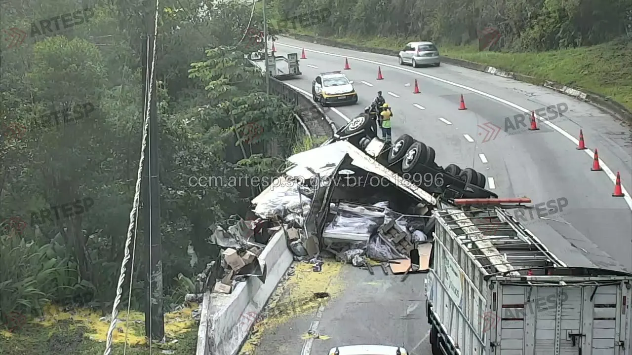 rodovia dos tamoios Caminhão Ford Cargo 1215