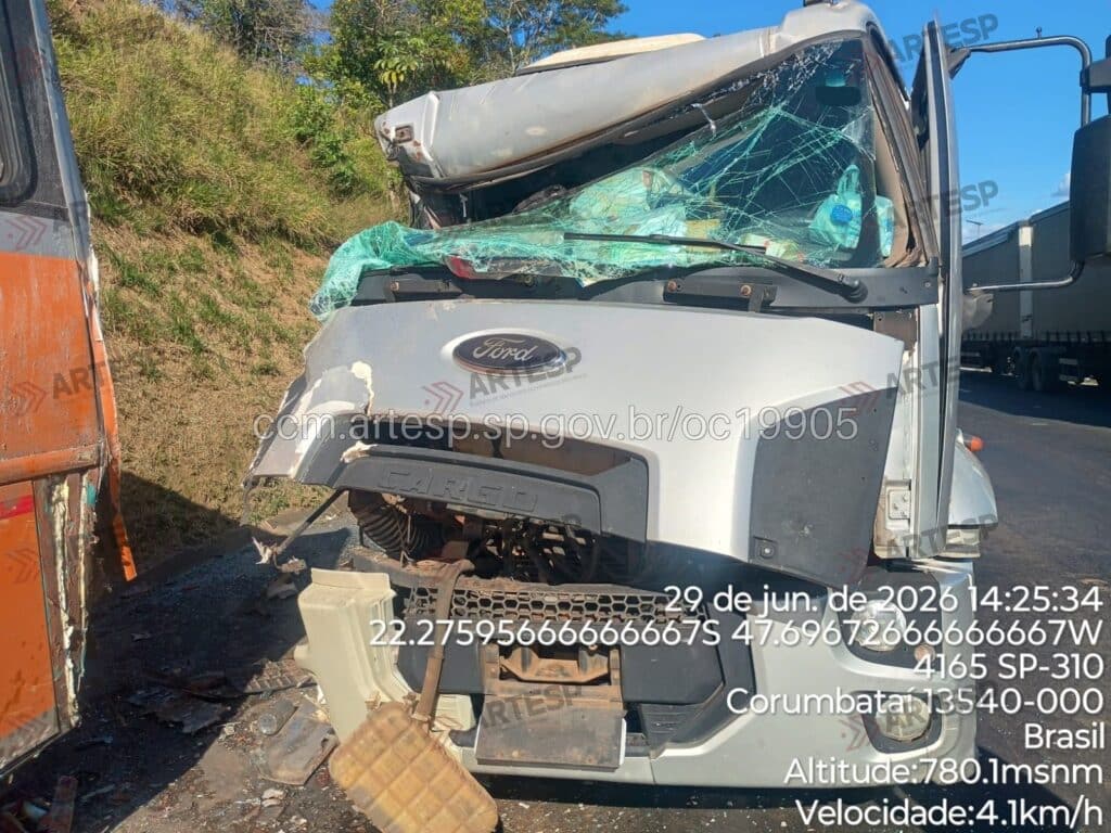 Caminhão Ford Cargo 2423 acidente