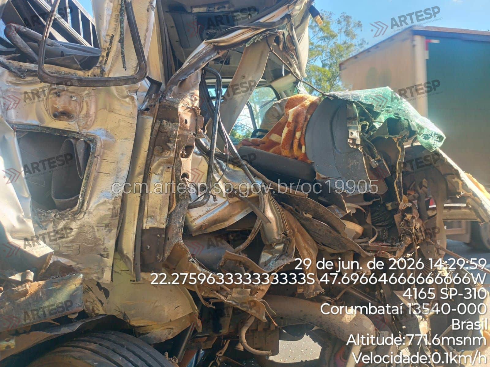 Colisão entre caminhão e ônibus na rodovia Washington Luís em Corumbataí Caminhão Ford Cargo 2423 rodovia Washington Luís em Corumbataí