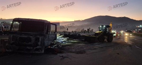 Caminhão Mercedes-Benz Atego 2426 rodovia castelo branco