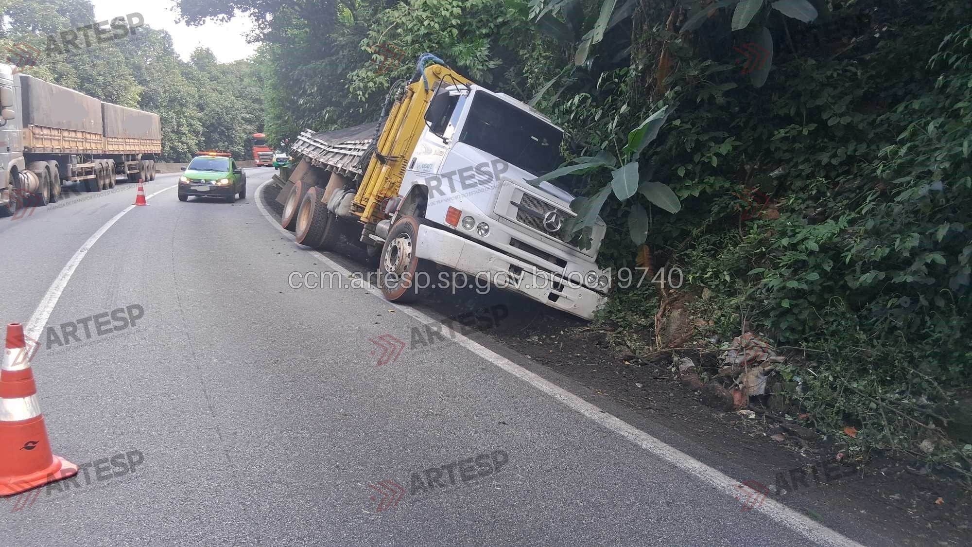 Caminhão Mercedes-Benz L1620 rodovia anchieta