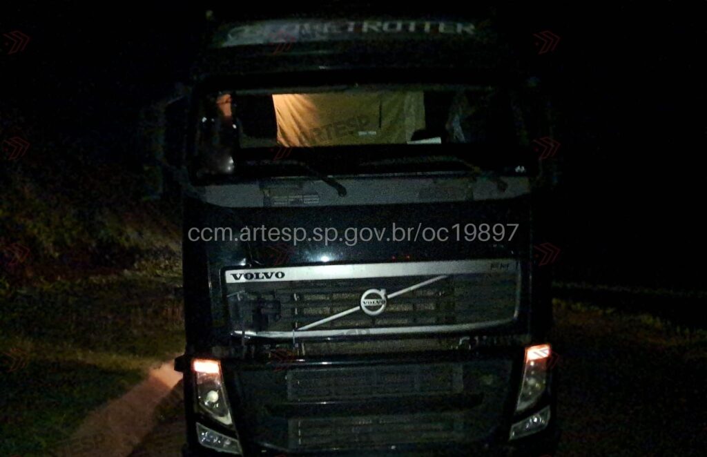 Caminhão Volvo FH 440 rodovia raposo tavares angatuba