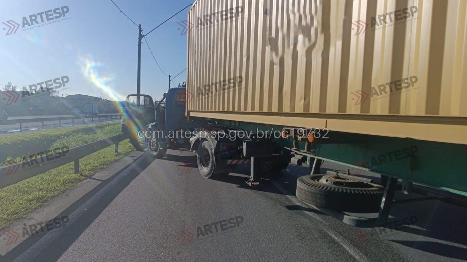 Carreta Mercedes-Benz L1113 rodovia anchieta