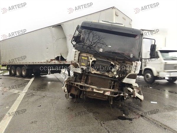 Carreta Mercedes-Benz rodoanel osasco