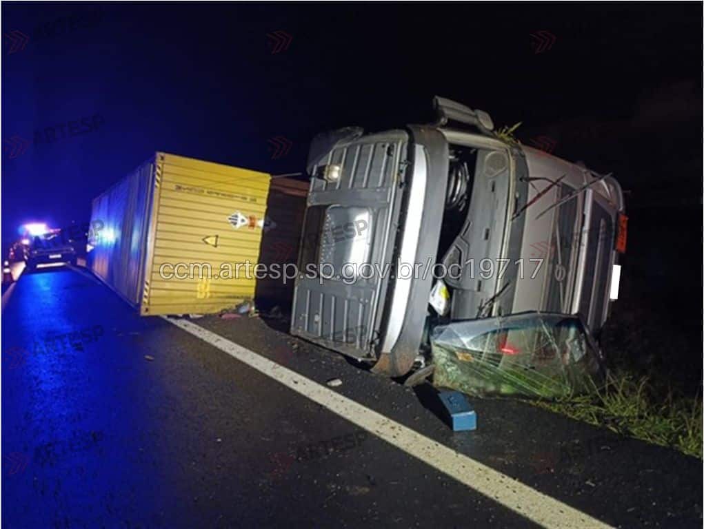 Carreta Volvo FH 440 rodovia dos Bandeirantes SANTA