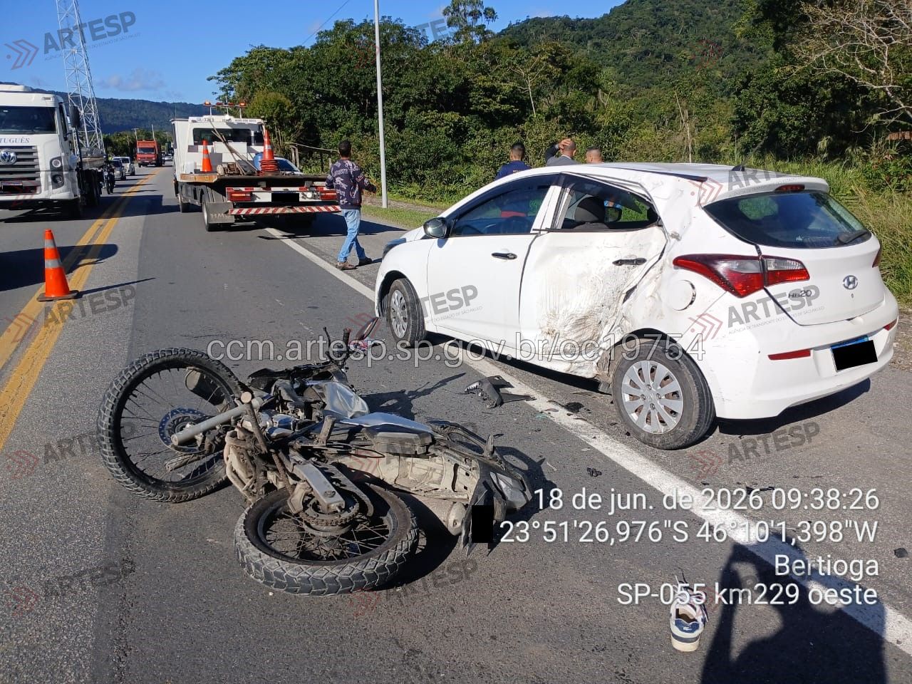 Moto XRE e automóvel Hyundai HB20 rodovia rio-santos