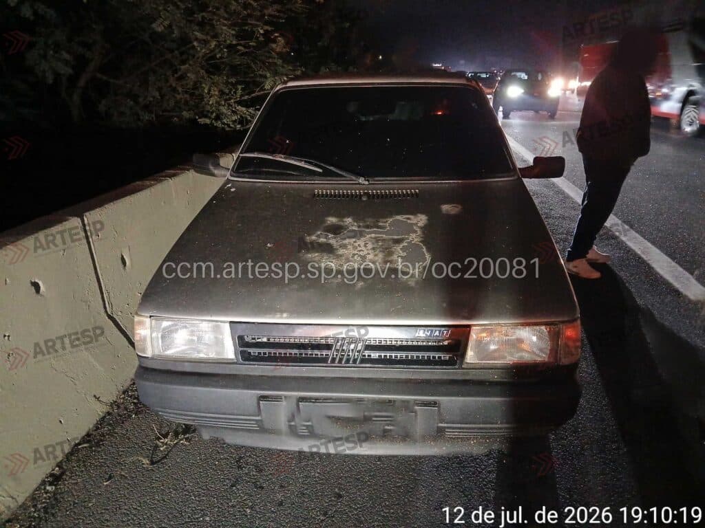 Automóvel Fiat Uno rodovia dos bandeirantes franco