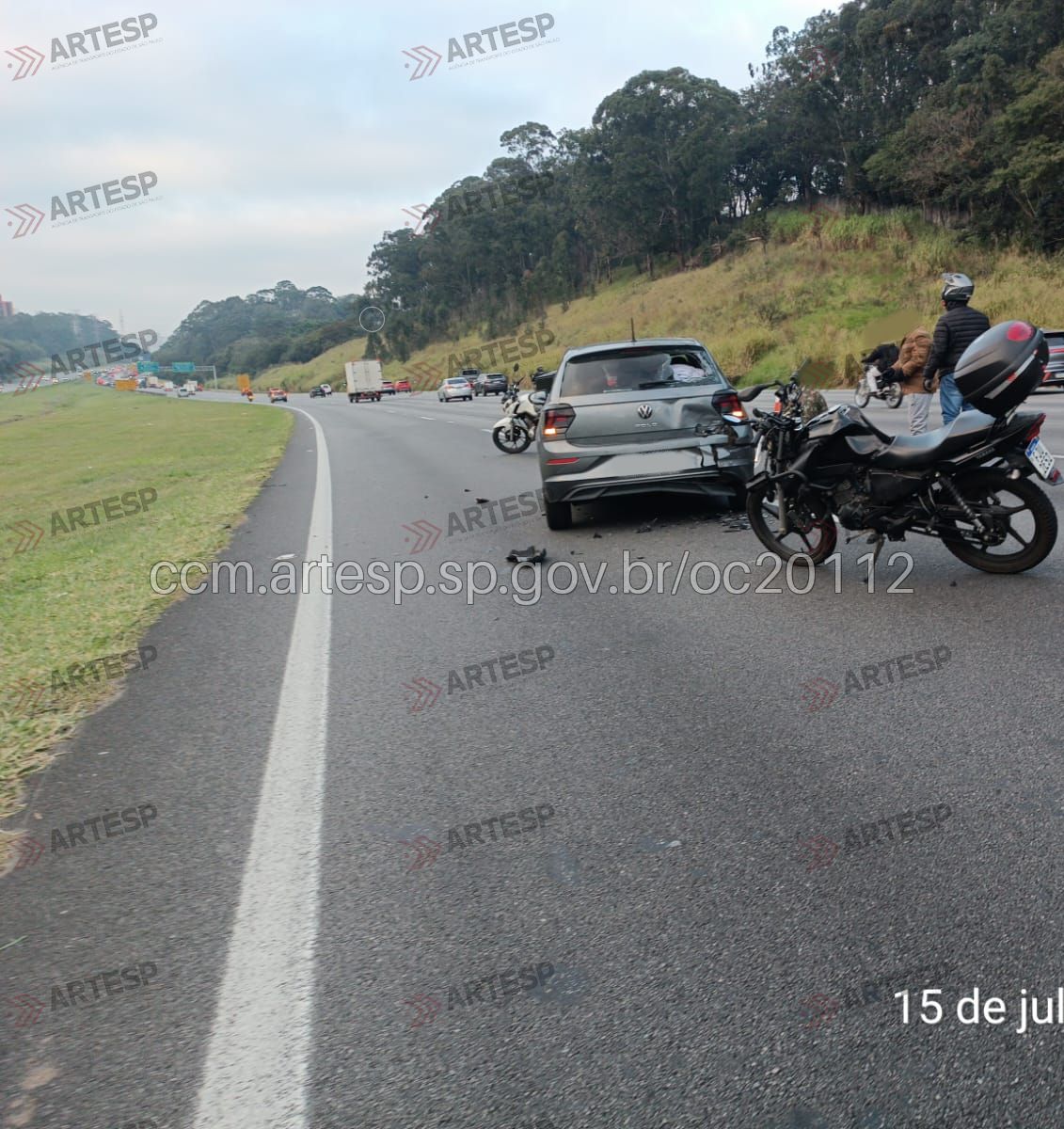 Automóvel VW Polo e moto Yamaha Factor rodovia dos Bandeirantes