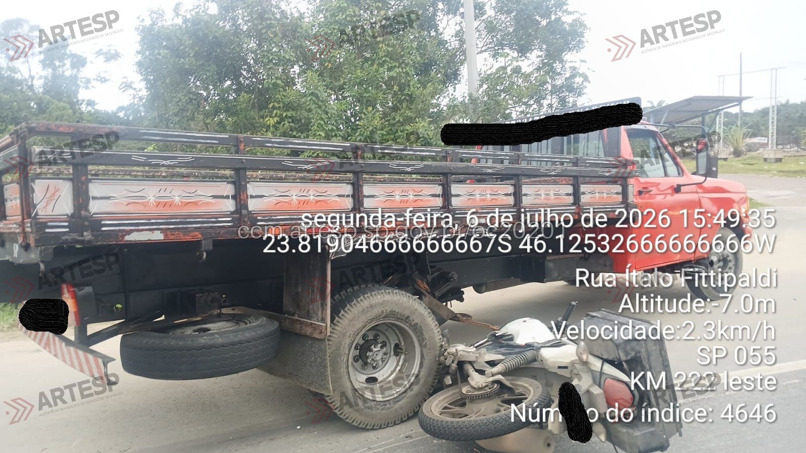Caminhão F4000 e moto Honda CG 150 rodovia rio-santos