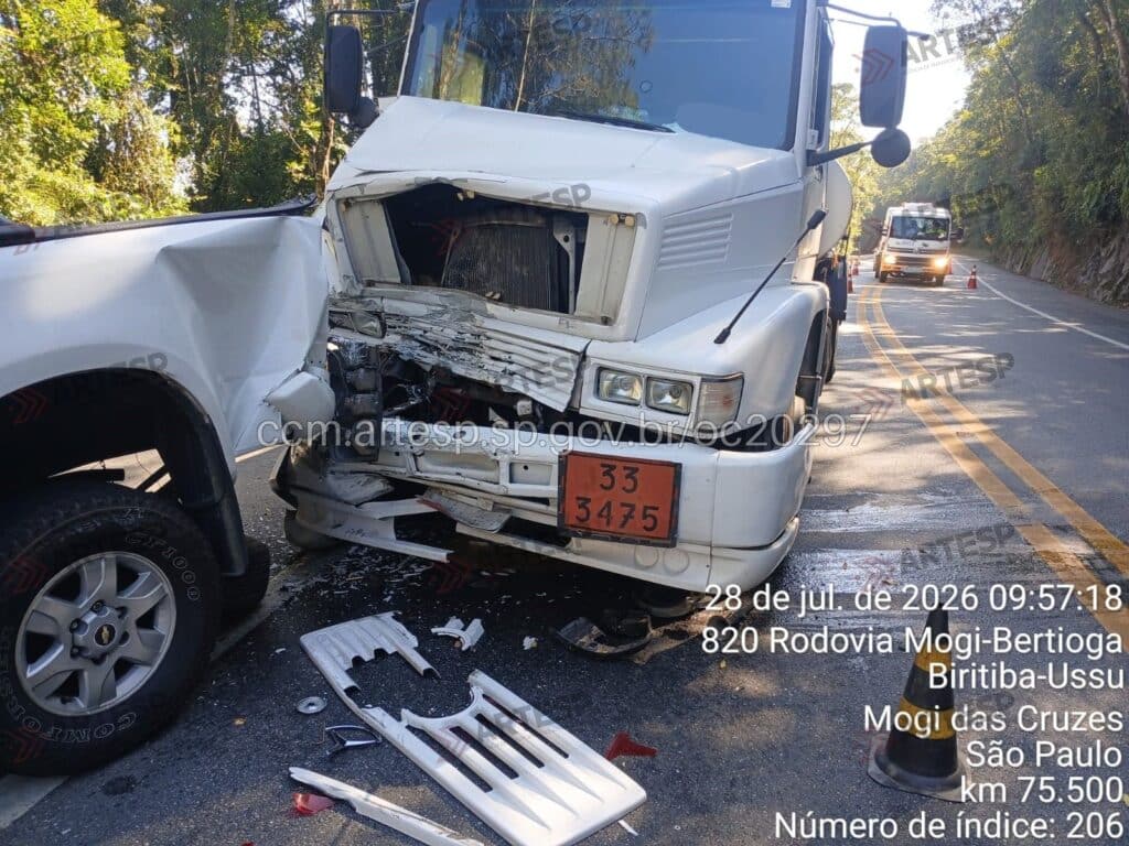 Caminhão Mercedes-Benz L1620 e caminhonete GM S10