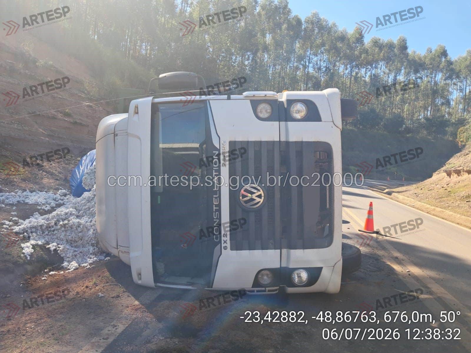 Caminhão VW 24.250 rodovia raposo tavares tombado