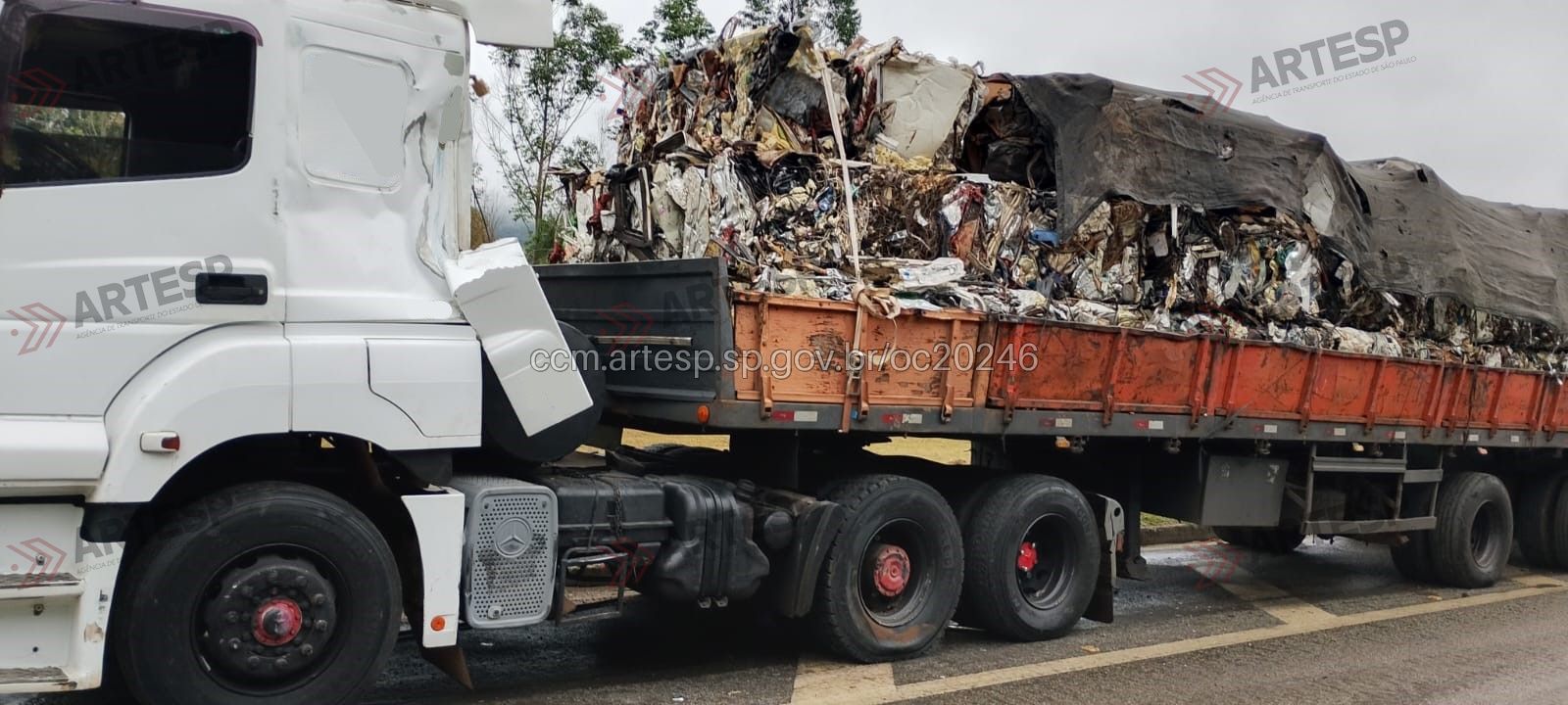 Carreta Mercedes-Benz Axor rodovia dom pedro I