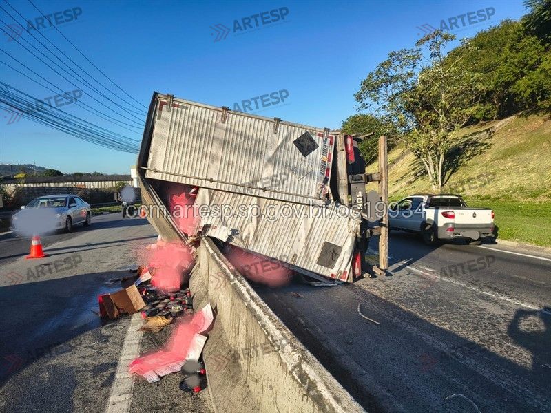 Carreta Mercedes-Benz Rodovia Coronel PM Nelson Tranchesi