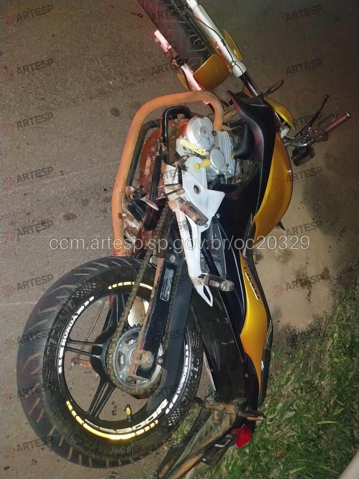 Moto CB 300 na rodovia