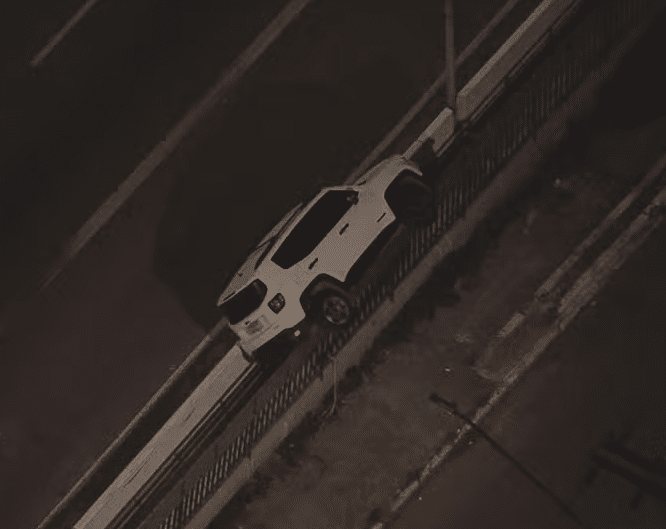 Carro encaixado entre defensa e mureta no Viaduto Miguel Mofarrej