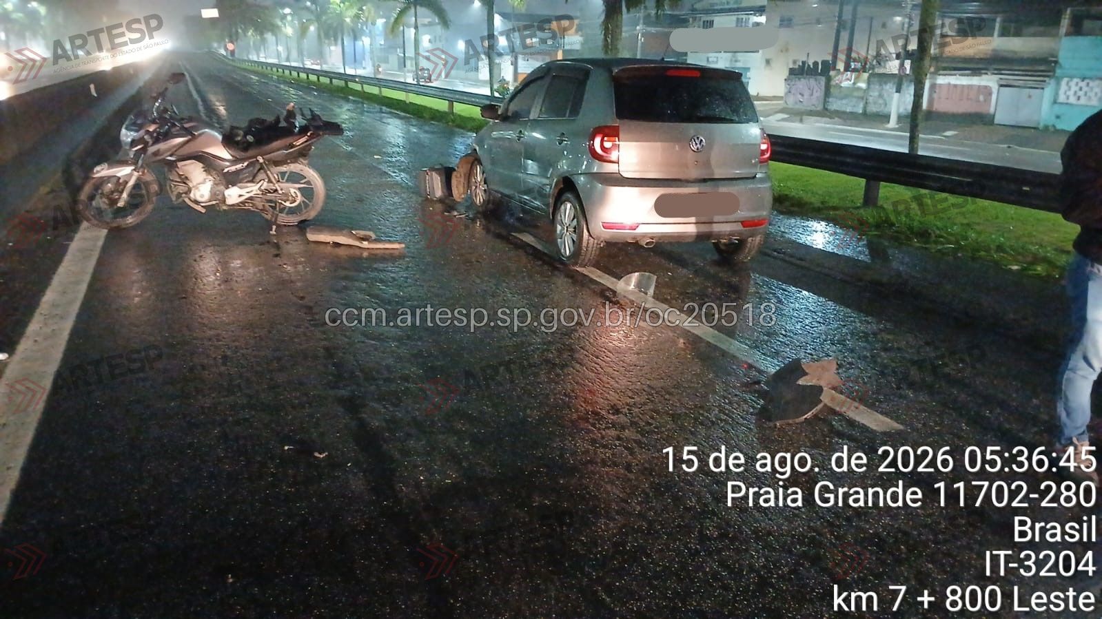 Automóvel VW Fox e moto Honda CG 160