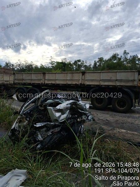 Automóvel VW Polo e carreta DAF XF 105
