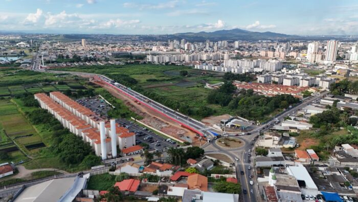 Avenida Roberto Simonsen recebe
