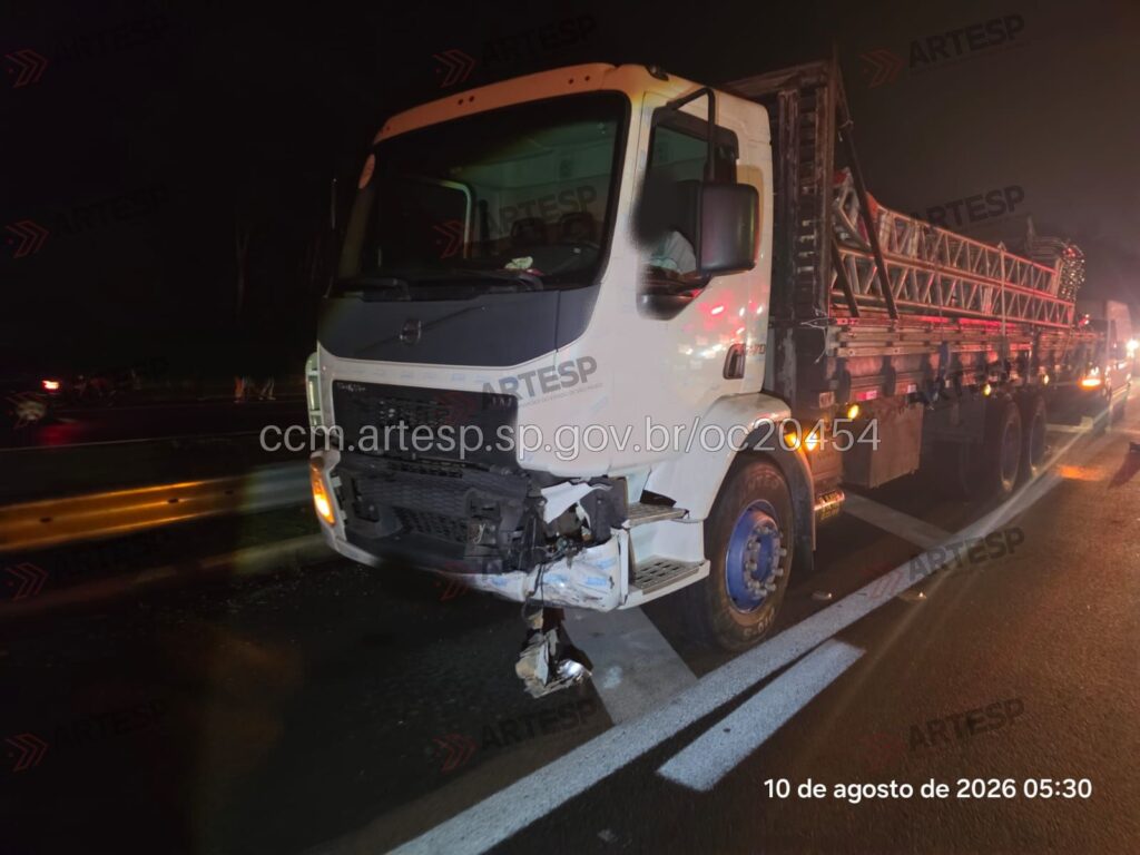 Caminhão Volvo rodovia