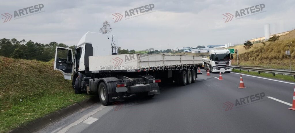 Carreta Iveco Cursor 450E33T na rodovia dom pedro I