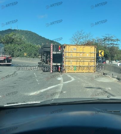 Carreta Iveco tombada