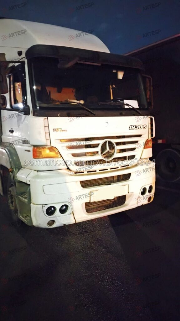 Carreta Mercedes-Benz na rodovia anhanguera