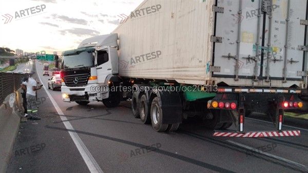 Carreta Mercedes-Benz rodovia anhanguera