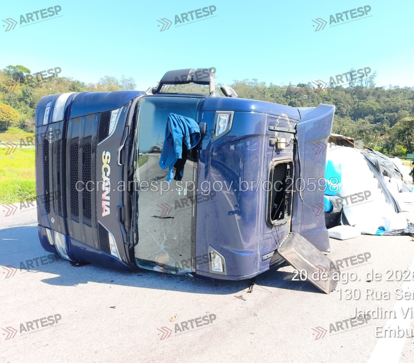 Carreta Scania rodoanel embu das artes tombamento