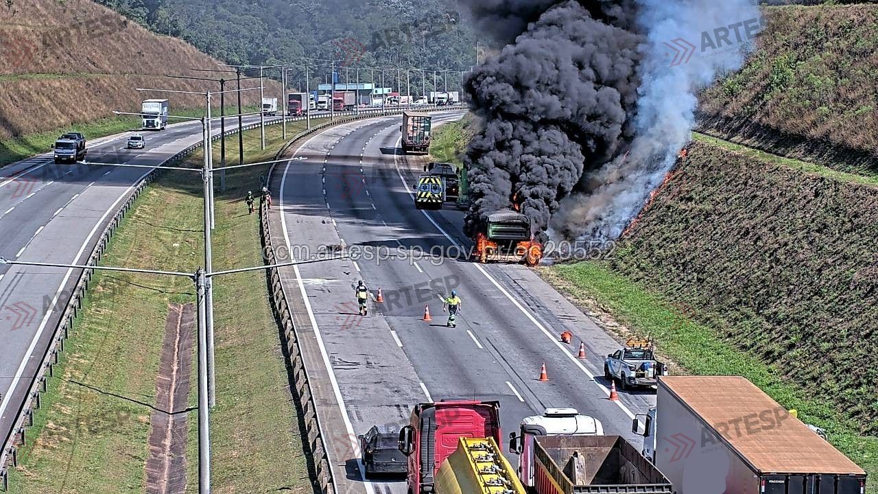 Carreta Volvo FH 500 rodoanel em suzano fogo