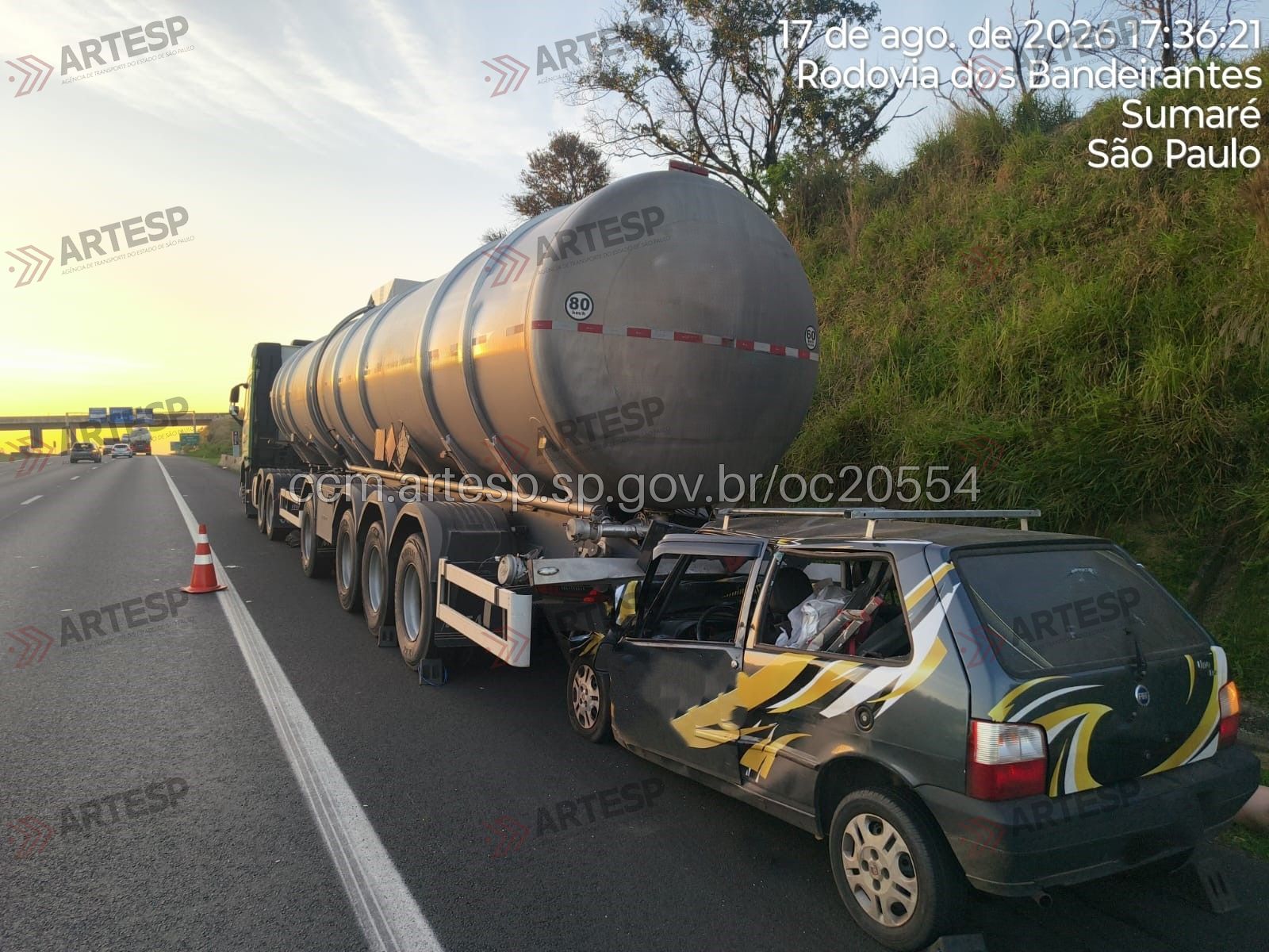 Carreta Volvo e automóvel Fiat Uno rodovia dos Bandeirantes
