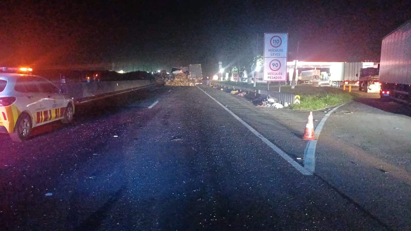 Colisão entre dois caminhões RODOVIA DUTRA
