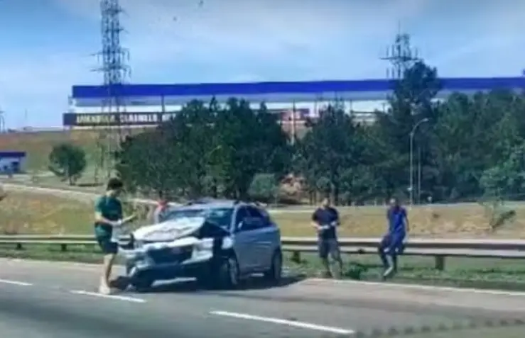 carro rodovia Dutra em Jacareí
