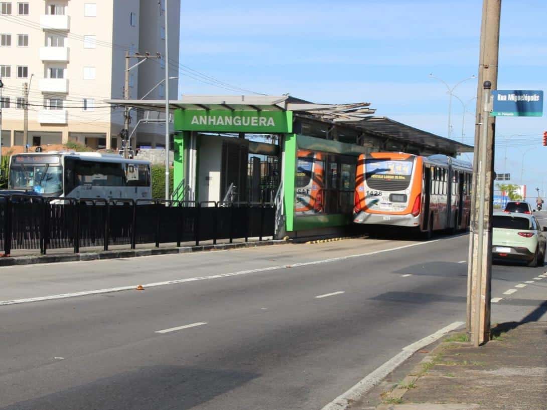 manutenção na cobertura metálica da Estação BRT Anhanguera