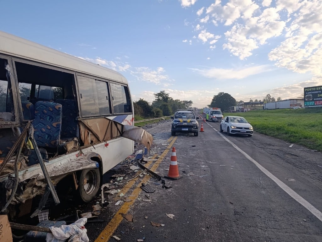 ônibus e caminhão na BR-153