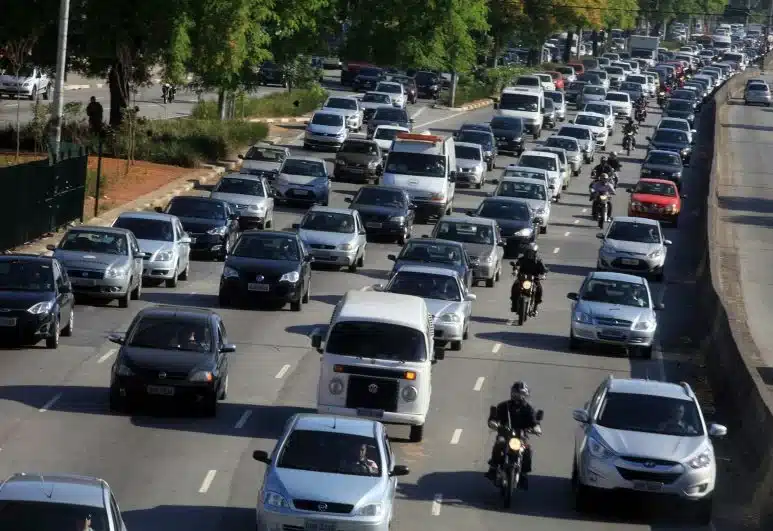 carros veículos dirigir na chuva