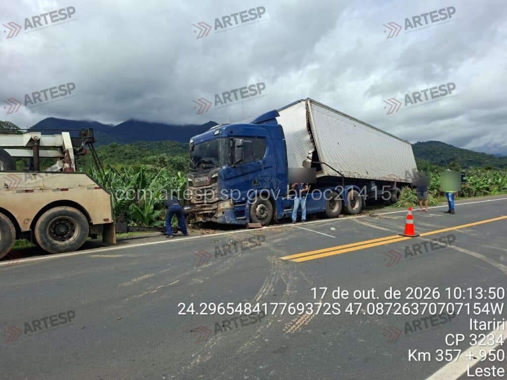 Caminhão Scania R450 rodovia padre manoel da nóbrega itariri