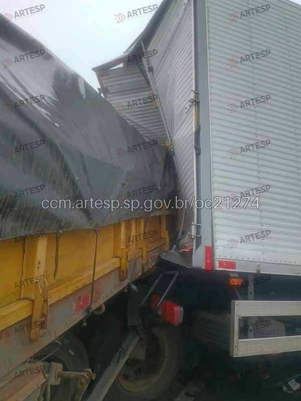 Carreta Iveco Eurotech e caminhão Mercedes-Benz Accelo 1117 anchieta
