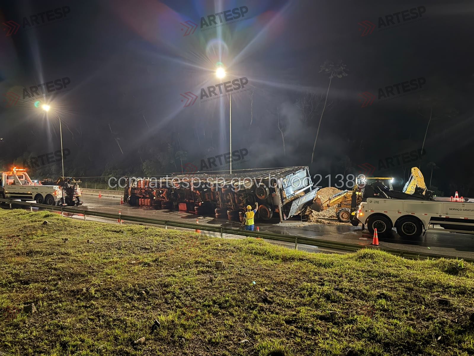 Carreta Mercedes-Benz na rodovia dos tamoios