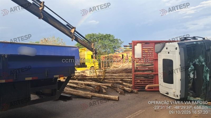 Carreta Volvo rodovia raposo tavares acidente