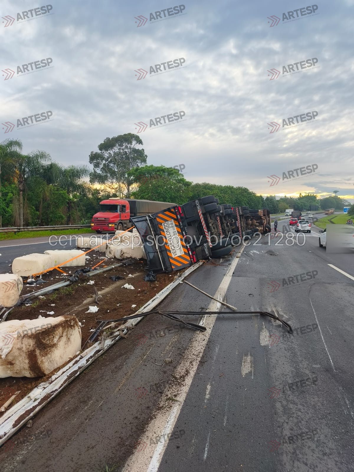 Carreta Volvo rodovia raposo tavares