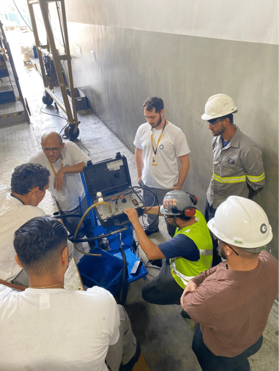 Profissionais realizam a filtragem