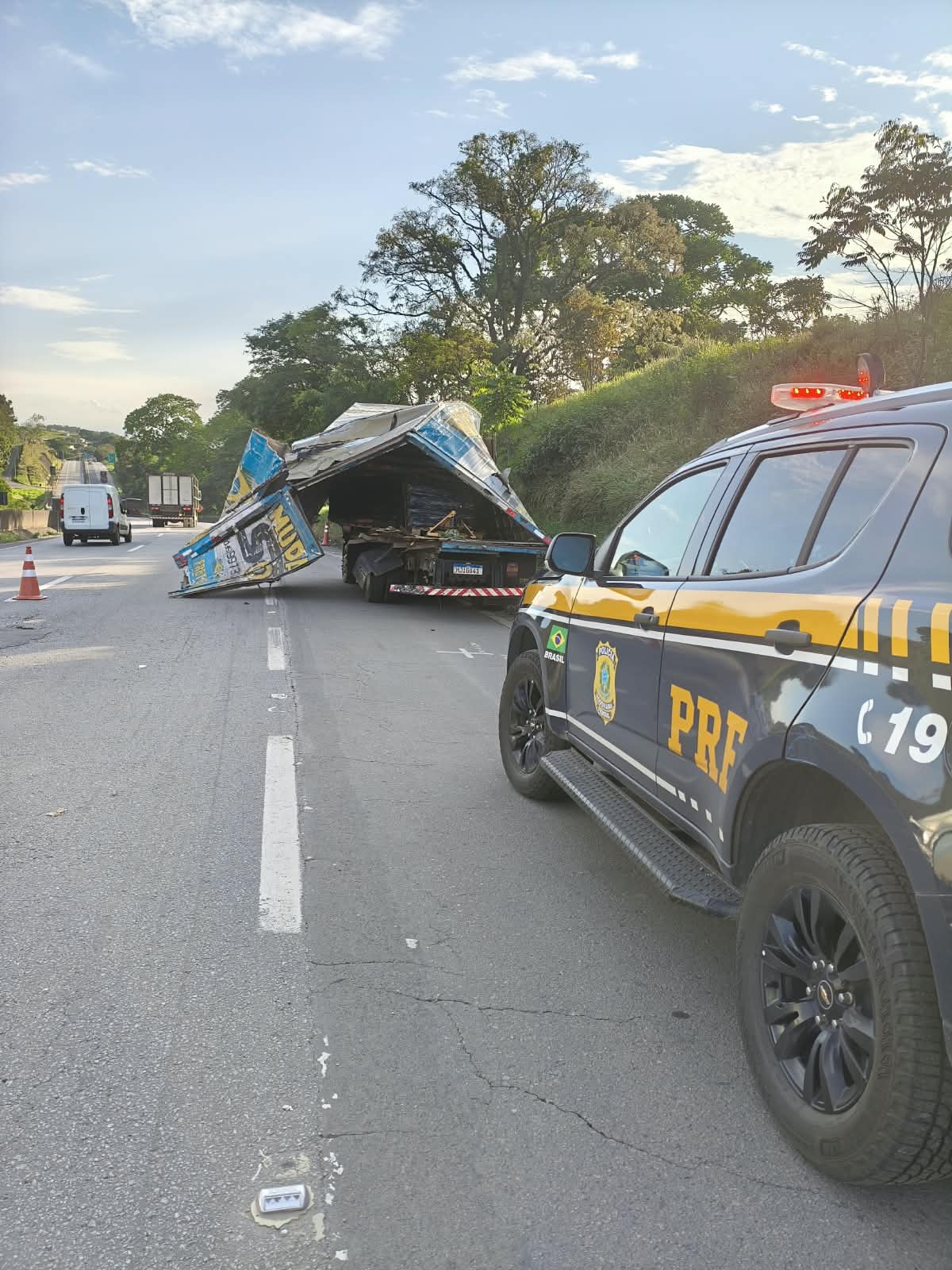 colisão caminhões rodovia fernão dias